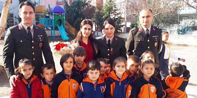 Jandarma, şehitlerin öğretmen eşlerini unutmadı