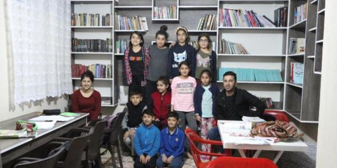 Çocuklar okusun diye evini kütüphaneye çevirdi