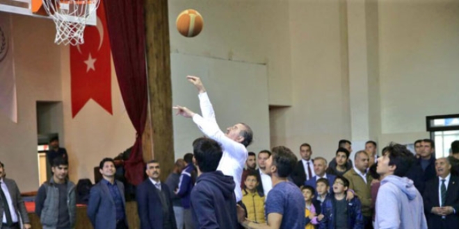 Bakan Bak, gençlerle basketbol oynadı