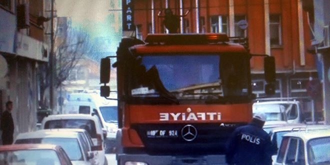 Dar sokaklara park edilen araçlar itfaiyeye zor anlar yaşattı