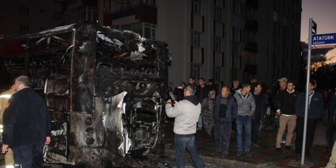 Çanakkale'de seyir halindeki özel halk otobüsü yandı