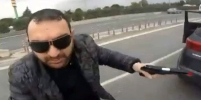 Korna çalan motosiklet sürücüsüne silah çekti