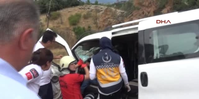 Bolu'da yolcu servisi ile minibüs çarpıştı: 4 yaralı