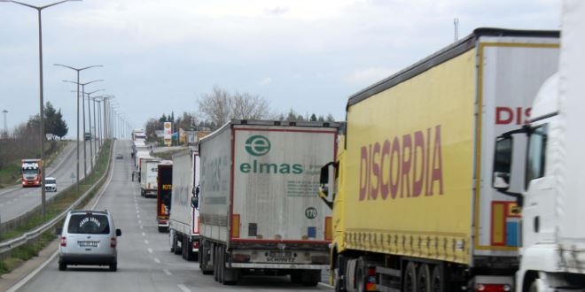 Avrupa'ya açılan sınır kapılarında tır kuyruğu oluştu