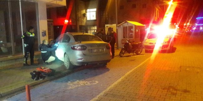 Dur ihtarına uymayan sürücü polis otomobiline çarptı