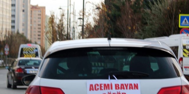 Kadın sürücüden arabasının arkasına ilginç pankart