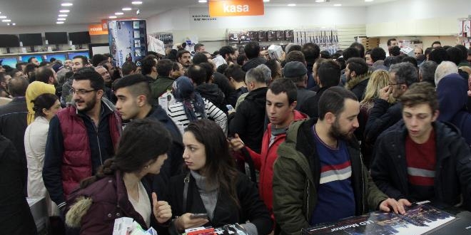 Koaceli'de teknoloji mağazası açılışında izdiham