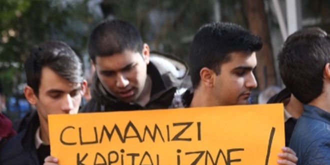 Isparta'da cuma namazı çıkışı 'kara cuma' protestosu