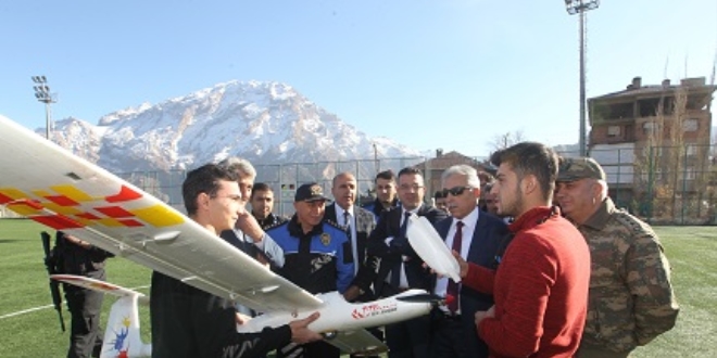 Hakkari'de çocuklara model uçak eğitimi verildi