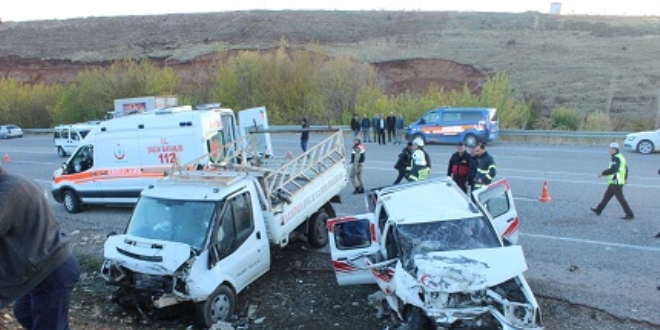 Adıyaman'da kamyonetler çarpıştı: 2 ölü, 5 yaralı