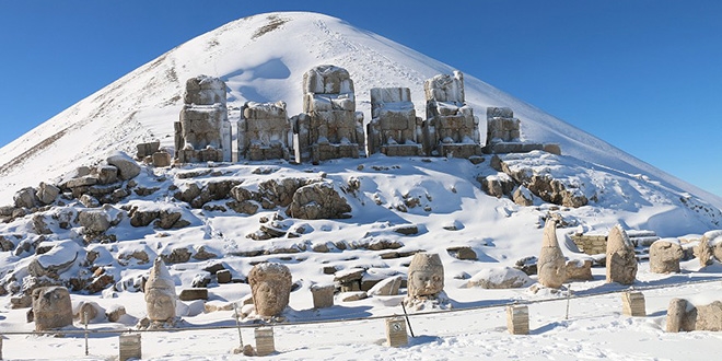 Nemrut Dağı'na mevsimin ilk karı düştü