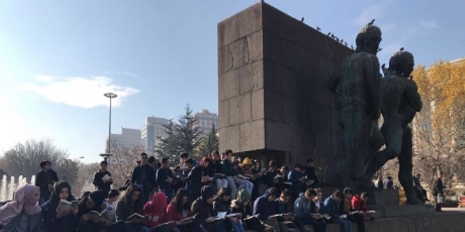 'Elde cep telefonu yerine kitap olsun' diyerek Güvenpark'ta kitap okudular