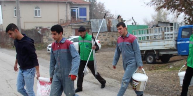 Lise öğrencileri, ihtiyaç sahibinin evini tamir edip, boyadı