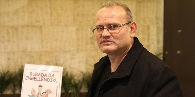 Engellere karikatürleriyle dikkati çekiyor