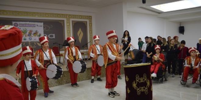 Engelli çocuklardan mehteran gösterisi