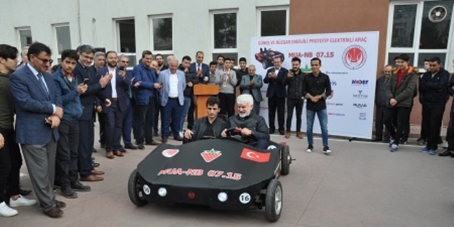 Liseliler, rüzgar enerjili aracı Erdoğan'a hediye edecek