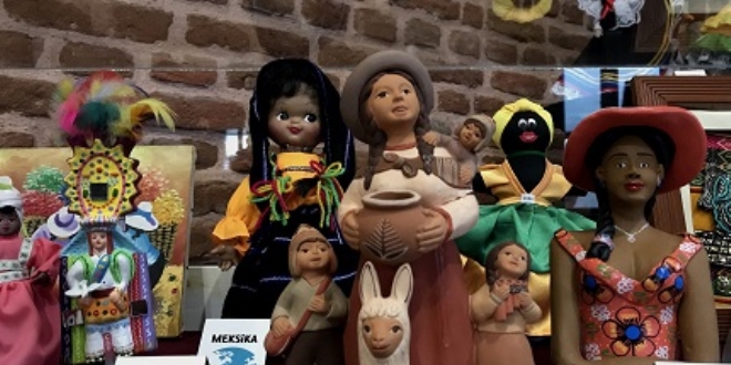 Hakime Hanım 'geleneksel dünya bebeklerini' sergiledi