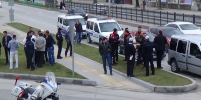 Okul müdürü, ceza kesen polisle tartıştı