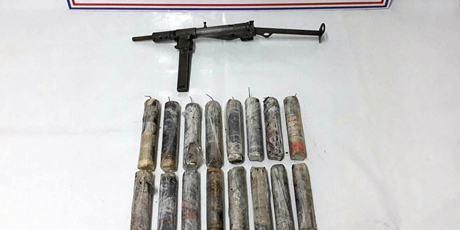 Tunceli'de patlayıcı ve makinalı tüfek ele geçirildi