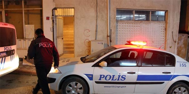 Ba��n� yast�kla kapat�p defalarca b��aklad�