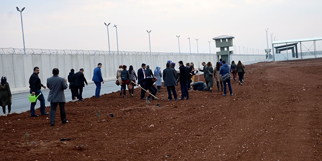 Askeri üs bölgesine sevgi ve kardeşlik bahçesi kuruldu