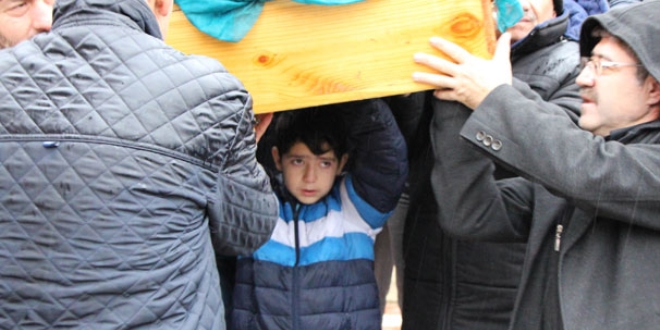 En acı fotoğraf! Annesinin tabutunu omuzladı