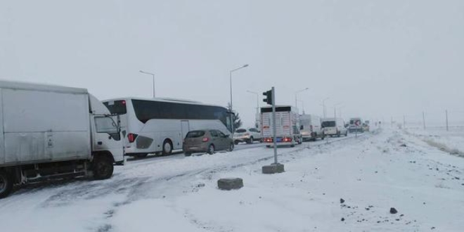 Karda yolda kalanların yardımına Kızılay yetişti