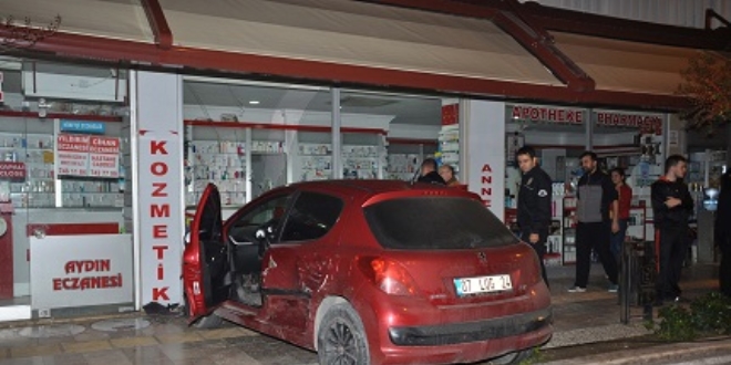 Antalya'da ciple çarpışan otomobil eczaneye girdi