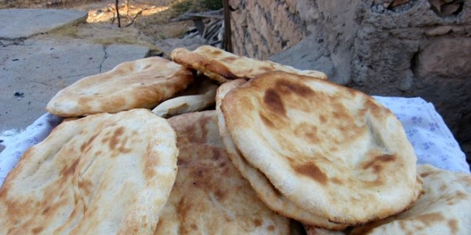 Diyarbak�rl� kad�nlardan polislere s�cak ekmek ikram�