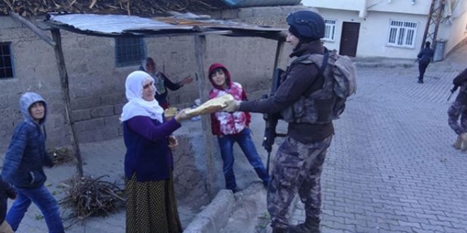 Polislere mahalleli kadınlardan tandır ekmeği ikramı