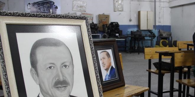 Meslek liseli, çizdiği portreyi hediye etmek için Cumhurbaşkanı'nı bekliyor