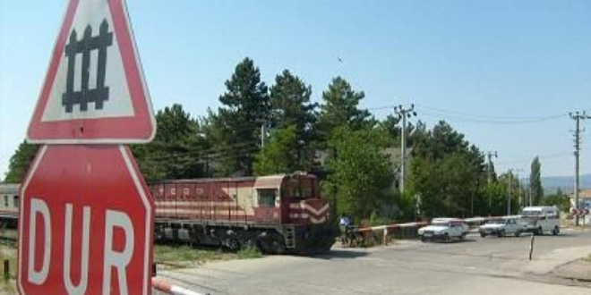 Adana'da tren hemzemin geitte trla arpt: 13 yaral