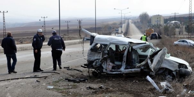 Ticari araç ile otomobil çarpıştı: 2 ölü, 3 yaralı