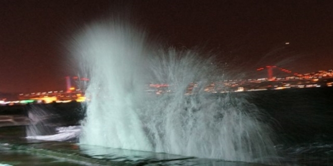İstanbul'da şiddetli lodos uçuşları etkiledi