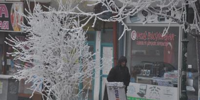 Kars eksi 25'i gördü, soğuktan her yer dondu