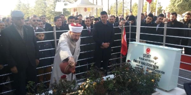 Başkan Erbaş, şehit Halisdemir'in mezarını ziyaret etti