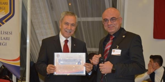 Bülent Arınç'a mezun olduğu lisenin diploması verildi