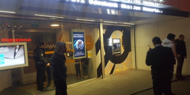 Gece üşüyen çocuklar banka şubesine girdi
