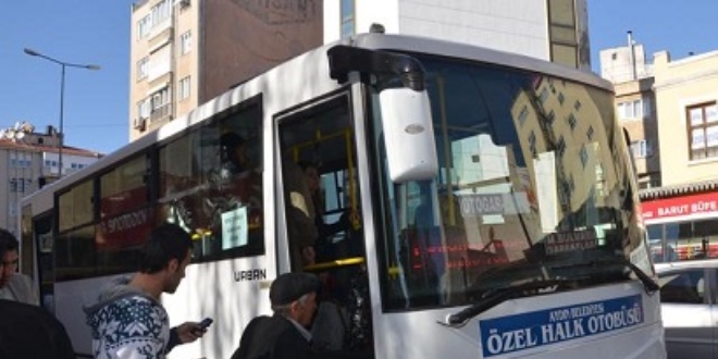 Fenala�an yolcuyu hastaneye otob�s �of�r� g�t�rd�