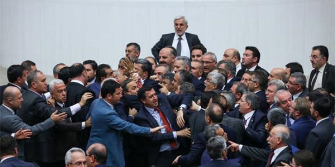 Meclis'te kavga! Ortalık bir anda karıştı