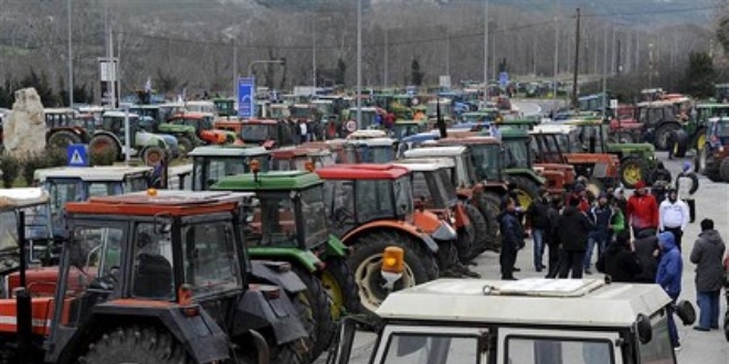 Traktrlerle yolu kapattlar