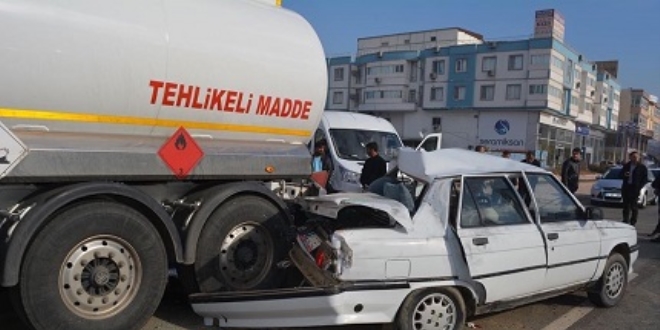 Batman'da otomobil mazot yüklü tankerle çarpıştı