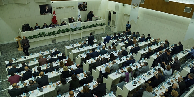 �zmir'de baz� sokaklar�n isim de�i�ikli�i tart��mas�