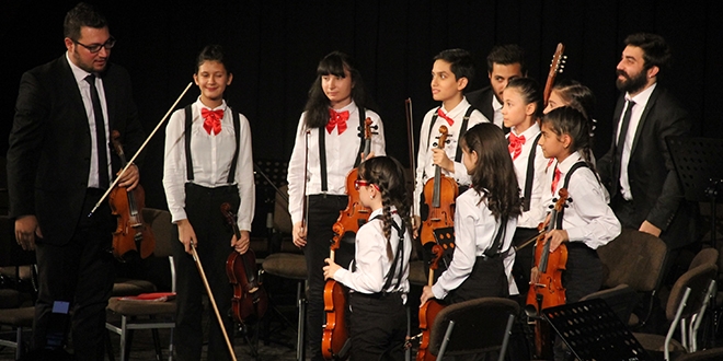 6 ayda enstr�man ��renen ��renciler konser verdi