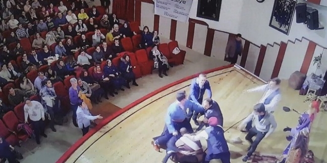 Tiyatro oyuncusu sahnede darp edildi