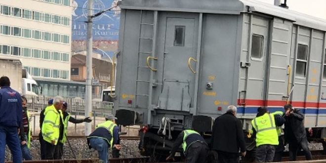 Kocaeli'de yük treni vagonu raydan çıktı