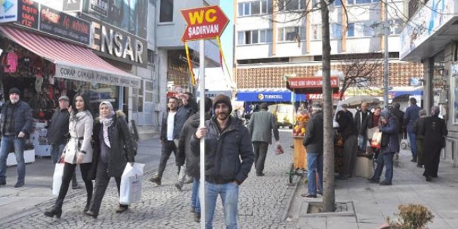 Erkek hemşire, sevdiği kız için her gün bu işi yapıyor!