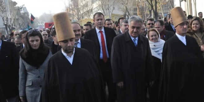 Mevlana'yı 'Sevgi ve kardeşlik yürüyüşü' ile andılar