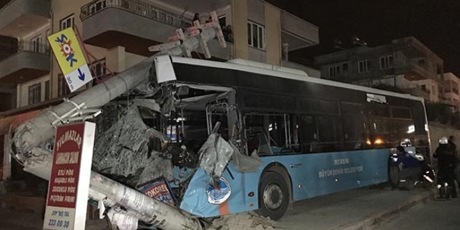 Mersin'de trafik kazası: 15 kişi yaralandı