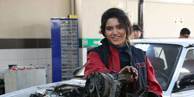 19 yaşındaki Gülcan, Malatya'nın ilk oto tamircisi